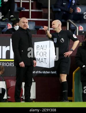 Sean Dyche, direttore di Burnley (a sinistra), si è dichiarato a contatto con l'arbitro Anthony Taylor (a destra) durante la partita della Premier League a Turf Moor, Burnley. Data immagine: Sabato 6 febbraio 2021. Foto Stock