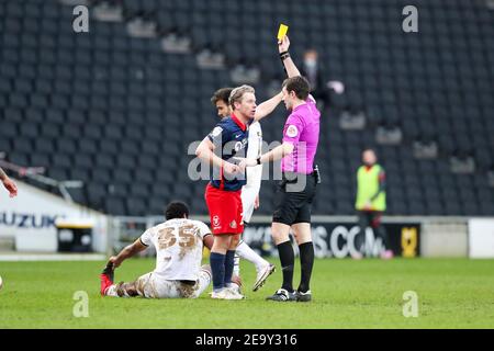 MILTON KEYNES, INGHILTERRA. 6 FEBBRAIO: L'arbitro Tom Nield mostra una carta gialla alla Leadbitter Grant di Sunderland durante la seconda metà della partita Sky Bet League 1 tra MK Dons e Sunderland allo Stadio MK, Milton Keynes sabato 6 febbraio 2021. (Credit: John Cripps | MI News) Credit: MI News & Sport /Alamy Live News Foto Stock