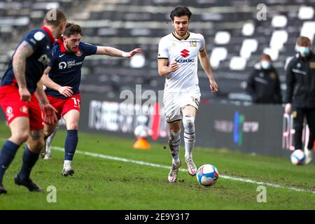 MILTON KEYNES, INGHILTERRA. 6 FEBBRAIO: Milton Keynes Dons Scott Fraser durante la seconda metà della Sky Bet League una partita tra MK Dons e Sunderland allo Stadio MK, Milton Keynes sabato 6 febbraio 2021. (Credit: John Cripps | MI News) Credit: MI News & Sport /Alamy Live News Foto Stock