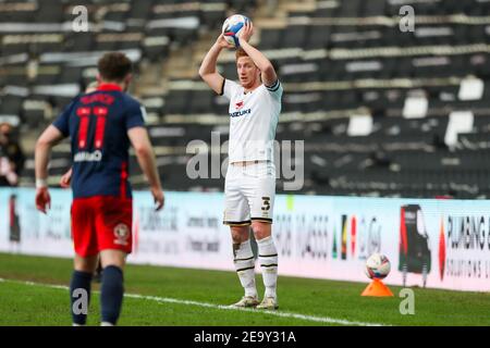 MILTON KEYNES, INGHILTERRA. 6 FEBBRAIO: Il capitano Dean Lewington di Milton Keynes Dons durante la seconda metà della Sky Bet League una partita tra MK Dons e Sunderland allo Stadio MK, Milton Keynes sabato 6 febbraio 2021. (Credit: John Cripps | MI News) Credit: MI News & Sport /Alamy Live News Foto Stock