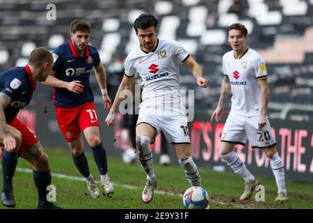 MILTON KEYNES, INGHILTERRA. 6 FEBBRAIO: Milton Keynes Dons Scott Fraser durante la seconda metà della Sky Bet League una partita tra MK Dons e Sunderland allo Stadio MK, Milton Keynes sabato 6 febbraio 2021. (Credit: John Cripps | MI News) Credit: MI News & Sport /Alamy Live News Foto Stock