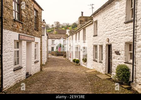 Pittoreschi cottage nel villaggio di Dent nelle valli dello Yorkshire Foto Stock
