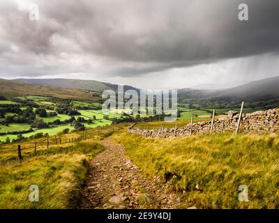 Dentdale visto da Great Wold, Whernside in un giorno d'autunno tempestoso Foto Stock