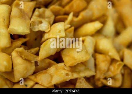 Diversi tipi di cibo locale tradizionale nimki, dolci, namkeen e salati snack, ecc e la vendita sulla strada Foto Stock