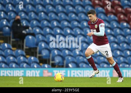 Burnley, Regno Unito. 06 febbraio 2021. Matthew Lowton di Burnley in azione. Premier League Match, Burnley contro Brighton & Hove Albion al Turf Moor di Burnley, Lancs sabato 6 febbraio 2021. Questa immagine può essere utilizzata solo per scopi editoriali. Solo per uso editoriale, è richiesta una licenza per uso commerciale. Nessun uso nelle scommesse, nei giochi o nelle pubblicazioni di un singolo club/campionato/giocatore. pic di Chris Stading/Andrew Orchard sport photography/Alamy Live news Credit: Andrew Orchard sports photography/Alamy Live News Foto Stock