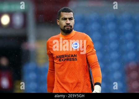 Burnley, Regno Unito. 06 febbraio 2021. Brighton & Hove Albion il portiere Robert Sanchez guarda sopra. Premier League Match, Burnley contro Brighton & Hove Albion al Turf Moor di Burnley, Lancs sabato 6 febbraio 2021. Questa immagine può essere utilizzata solo per scopi editoriali. Solo per uso editoriale, è richiesta una licenza per uso commerciale. Nessun uso nelle scommesse, nei giochi o nelle pubblicazioni di un singolo club/campionato/giocatore. pic di Chris Stading/Andrew Orchard sport photography/Alamy Live news Credit: Andrew Orchard sports photography/Alamy Live News Foto Stock