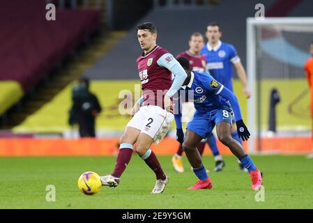 Burnley, Regno Unito. 06 febbraio 2021. Matthew Lowton di Burnley (l) passa la palla indietro.Premier League match, Burnley contro Brighton & Hove Albion a Turf Moor a Burnley, Lancs sabato 6 febbraio 2021. Questa immagine può essere utilizzata solo per scopi editoriali. Solo per uso editoriale, è richiesta una licenza per uso commerciale. Nessun uso nelle scommesse, nei giochi o nelle pubblicazioni di un singolo club/campionato/giocatore. pic di Chris Stading/Andrew Orchard sport photography/Alamy Live news Credit: Andrew Orchard sports photography/Alamy Live News Foto Stock