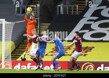 Burnley, Regno Unito. 06 febbraio 2021. Brighton & Hove Albion il portiere Robert Sanchez prende la palla. Premier League Match, Burnley contro Brighton & Hove Albion al Turf Moor di Burnley, Lancs sabato 6 febbraio 2021. Questa immagine può essere utilizzata solo per scopi editoriali. Solo per uso editoriale, è richiesta una licenza per uso commerciale. Nessun uso nelle scommesse, nei giochi o nelle pubblicazioni di un singolo club/campionato/giocatore. pic di Chris Stading/Andrew Orchard sport photography/Alamy Live news Credit: Andrew Orchard sports photography/Alamy Live News Foto Stock