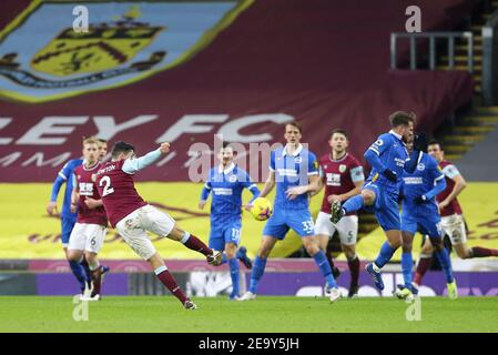 Burnley, Regno Unito. 06 febbraio 2021. Matthew Lowton di Burnley (20 tiri dalla Francia. Premier League Match, Burnley contro Brighton & Hove Albion al Turf Moor di Burnley, Lancs sabato 6 febbraio 2021. Questa immagine può essere utilizzata solo per scopi editoriali. Solo per uso editoriale, è richiesta una licenza per uso commerciale. Nessun uso nelle scommesse, nei giochi o nelle pubblicazioni di un singolo club/campionato/giocatore. pic di Chris Stading/Andrew Orchard sport photography/Alamy Live news Credit: Andrew Orchard sports photography/Alamy Live News Foto Stock