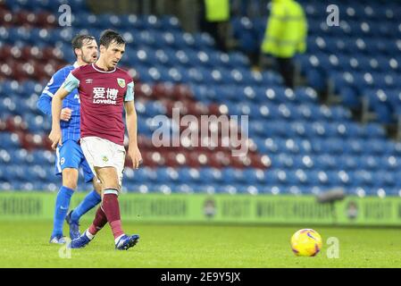 Burnley, Regno Unito. 06 febbraio 2021. Jack Cork di Burnley passa la palla. Premier League Match, Burnley contro Brighton & Hove Albion al Turf Moor di Burnley, Lancs sabato 6 febbraio 2021. Questa immagine può essere utilizzata solo per scopi editoriali. Solo per uso editoriale, è richiesta una licenza per uso commerciale. Nessun uso nelle scommesse, nei giochi o nelle pubblicazioni di un singolo club/campionato/giocatore. pic di Chris Stading/Andrew Orchard sport photography/Alamy Live news Credit: Andrew Orchard sports photography/Alamy Live News Foto Stock