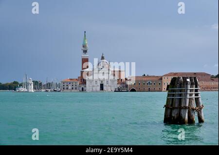 San Giorgio maggiore vista dall'isola principale, Chiesa di San Giorgio maggiore, Venezia, Veneto, Italia Foto Stock