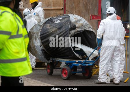 Londra, Regno Unito. 6 Feb 2021. La tenda di un protestore viene rimossa. Il campo di ribellione anti-estinzione HS2 continua ad essere sgomberato (per creare un'area di parcheggio temporanea) dai Bailiffs (del National Enforcement Team, NET, una filiale del High Court Enforcement Group) presso la stazione di Euston. Tutti i dimostranti sopra terra sono stati eliminati e ora stanno spregando di scavare intorno ai tunnel. Ci sono ancora fino a 7 persone nei tunnel sotto terra. Credit: Mark Thomas/Alamy Live News Foto Stock