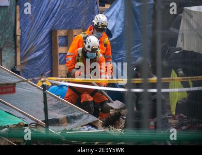 Londra, Regno Unito. 6 Feb 2021. Il campo di ribellione anti-estinzione HS2 continua ad essere sgomberato (per creare un'area di parcheggio temporanea) dai Bailiffs (del National Enforcement Team, NET, una filiale del High Court Enforcement Group) presso la stazione di Euston. Tutti i dimostranti sopra terra sono stati eliminati e ora stanno spregando di scavare intorno ai tunnel. Ci sono ancora fino a 7 persone nei tunnel sotto terra. Credit: Mark Thomas/Alamy Live News Foto Stock