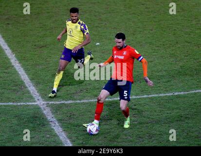 La battaglia di Sonny Bradley di Luton Town (a destra) e Fraizer Campbell di Huddersfield Town per la palla durante la partita del campionato Sky Bet a Kenilworth Road, Luton. Data immagine: Sabato 6 febbraio 2021. Foto Stock