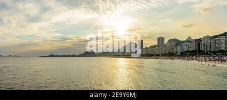 Vista panoramica sulle spiagge di Leme e Copacabana a Rio de Janeiro con le montagne sullo sfondo Foto Stock