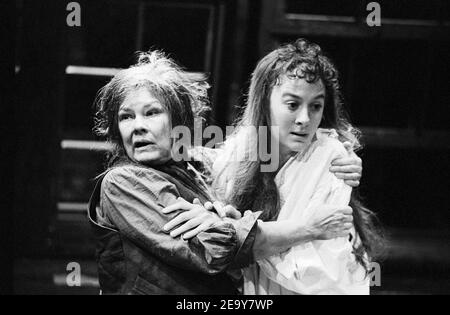 l-r: Judi Dench (Bessie Burgess), Niamh Cusack (Nora Clitheroe) nel VOMERE E LE STELLE di Sean o'Casey al The Young Vic, Londra SE1 07/05/1991 design: Johan Engels illuminazione: Alan Burrett regista: Sam Mendes Foto Stock