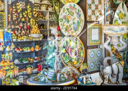 Isola di Capri, Mar Tirreno, Italy - mai 18 2016:Negozio di souvenir e ceramiche. Negozio di articoli da regalo con i tradizionali prodotti in ceramica fatti a mano e altri souvenir Foto Stock