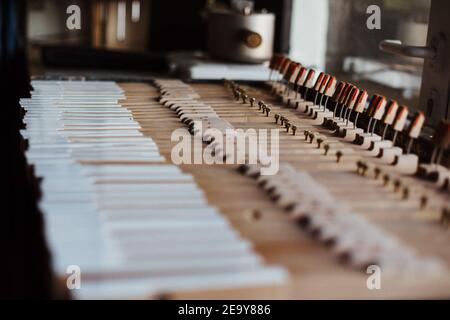 foto di un piano d'organo all'interno della struttura Foto Stock