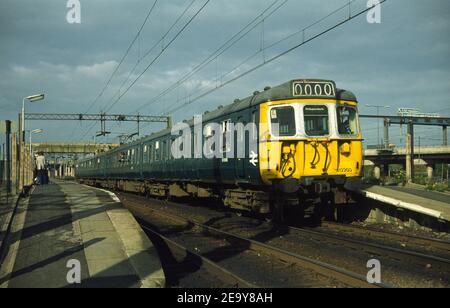 Unità elettrica multipla di classe 312/2 in tutta la livrea blu presa alla stazione di Bescott vicino allo svincolo 9 della M6 alla fine degli anni '70. Foto Stock