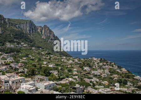 Vista sul tetto della tipica architettura dell'Isola di Capri. Vista sul paese e sulle montagne dell'isola di Capri, Mar Tirreno, Italia Foto Stock