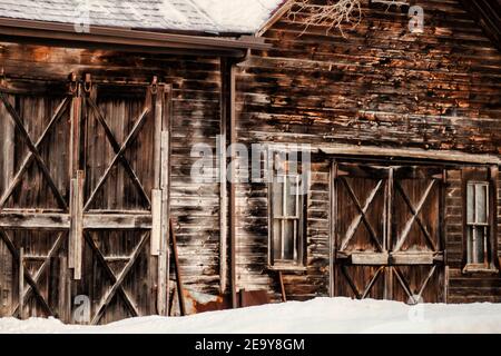 Esterno di un vecchio fienile in inverno Foto Stock