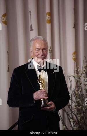 OSCAR - PRESSROOM - attore Christopher Plummer tiene il suo Oscar come miglior attore di supporto per il suo ruolo in principianti nella sala stampa durante l'84th Academy Awards a Los Angeles il 26 febbraio 2012. Foto di Francis Specker Foto Stock