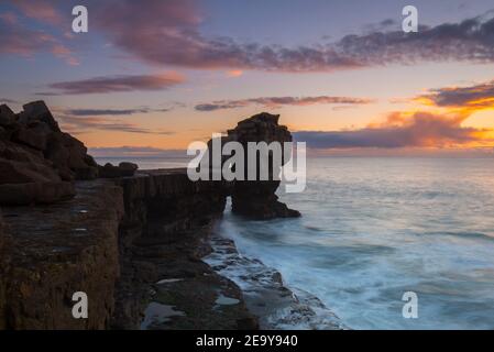 Portland Bill, Dorset, Regno Unito. 6 febbraio 2021. Regno Unito Meteo. Tramonto a Pulpit Rock a Portland Bill in Dorset alla fine di una giornata di incantesimi soleggiati durante il blocco Covid-19. Picture Credit: Graham Hunt/Alamy Live News Foto Stock