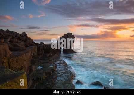 Portland Bill, Dorset, Regno Unito. 6 febbraio 2021. Regno Unito Meteo. Tramonto a Pulpit Rock a Portland Bill in Dorset alla fine di una giornata di incantesimi soleggiati durante il blocco Covid-19. Picture Credit: Graham Hunt/Alamy Live News Foto Stock