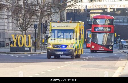 Un'ambulanza sulla strada nella città di Londra durante la pandemia di coronavirus. Londra, Regno Unito Febbraio 2021. Foto Stock