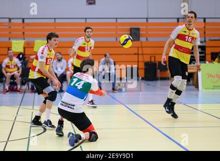 Karlsruhe, Germania. 03 maggio 2021. Benjamin Dollhofer (14/SSC KA) che riceve la palla. GES/Pallavolo/2. Bundesliga-Sued: Baden volleys SSC Karlsruhe - SV Schwaig, 06.02.2021 - | Usage worldwide Credit: dpa/Alamy Live News Foto Stock