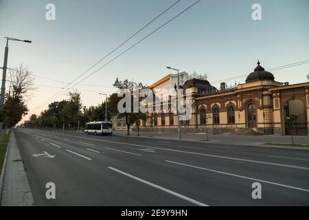 Bella mattina nella strada principale della città. Stefan Cel Mare viale vicino a casa di Hertsa e il Parlamento della Repubblica di Moldavia. Foto Stock