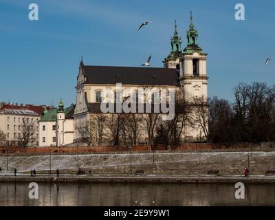 31/01/2021 - Polonia/Cracovia - vista sulle sponde del fiume Vistola, sull'Arcangelo di San Michele e sulla chiesa di San Stanisław. Periodo invernale. Foto Stock