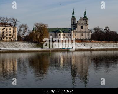 31/01/2021 - Polonia/Cracovia - vista sulle sponde del fiume Vistola, sull'Arcangelo di San Michele e sulla chiesa di San Stanisław. Periodo invernale. Foto Stock