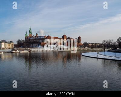 31/01/2021 - Polonia/Cracovia - Vista sul Fiume Vistola e sul Castello di Wawel, la piu' grande attrazione di Cracovia. Periodo invernale Foto Stock