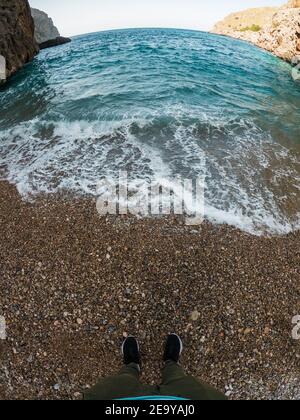 Stupende scogliere dove il canyon Torrent de Pareis raggiunge il mare, è a pochi passi da SA Calobra, in parte attraverso spettacolari rocce, tunnel/ Foto Stock