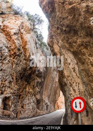 Viste mozzafiato sul mare infinito e sulle maestose montagne. La strada è chiamata il serpente di SA Calobra, Maiorca, Spagna Foto Stock