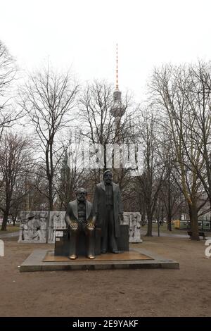 GERMANIA, BERLINO, 03 MARZO 2019: Le statue di Karl Marx e Friedrich Engels a Berlino Foto Stock