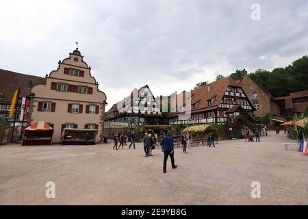 GERMANIA, MAULBRONN - 22 GIUGNO 2019: Klosterhof Maulbronn con alcune cabine di vendita e visitatori del Klosterfest 2019 Foto Stock