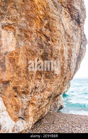 Stupende scogliere dove il canyon Torrent de Pareis raggiunge il mare, è a pochi passi da SA Calobra, in parte attraverso spettacolari rocce, tunnel/ Foto Stock