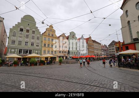 GERMANIA, AUGUSTA - 17 AGOSTO 2019: Edifici nella Maximilianstrasse ad Augusta Foto Stock