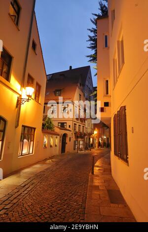 Di notte nei vicoli stretti di Augusta Foto Stock