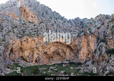 Stupende scogliere dove il canyon Torrent de Pareis raggiunge il mare, è a pochi passi da SA Calobra, in parte attraverso spettacolari rocce, tunnel/ Foto Stock