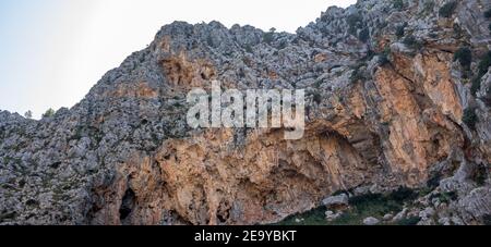 Stupende scogliere dove il canyon Torrent de Pareis raggiunge il mare, è a pochi passi da SA Calobra, in parte attraverso spettacolari rocce, tunnel/ Foto Stock