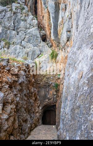 Viste mozzafiato sul mare infinito e sulle maestose montagne. La strada è chiamata il serpente di SA Calobra, Maiorca, Spagna Foto Stock