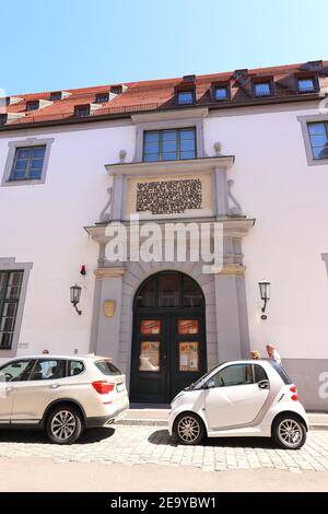 GERMANIA, AUGUSTA - 18 AGOSTO 2019: Ingresso al teatro delle marionette Augsburger Puppenkiste nell'edificio dell'ex Heilig-Geist-Spital. Foto Stock