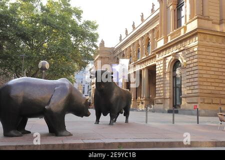 GERMANIA, FRANCOFORTE AM MAIN - 31 AGOSTO 2019: Statua di Boro e Orso di fronte alla Borsa di Francoforte Foto Stock