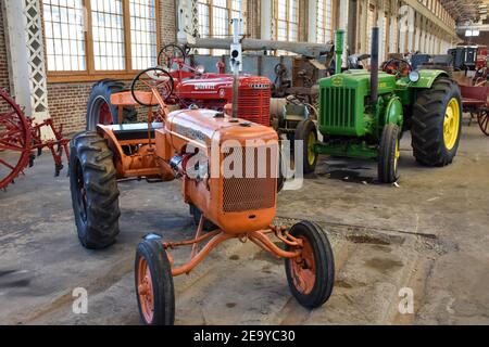 Antichi trattori agricoli in mostra al North Carolina Transportation Museum. Foto Stock