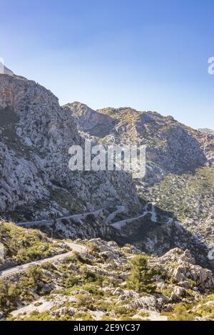 Viste mozzafiato sul mare infinito e sulle maestose montagne. La strada è chiamata il serpente di SA Calobra, Maiorca, Spagna Foto Stock