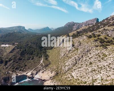 Viste mozzafiato sul mare infinito e sulle maestose montagne. La strada è chiamata il serpente di SA Calobra, Maiorca, Spagna Foto Stock