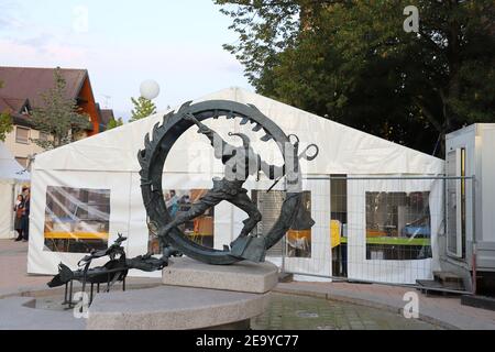 GERMANIA, BADEN-Württemberg, Bühl - 06 SETTEMBRE 2019: Statua del Narrenbrunnen (fontana dello sciocco) di fronte a un marchese festival Foto Stock